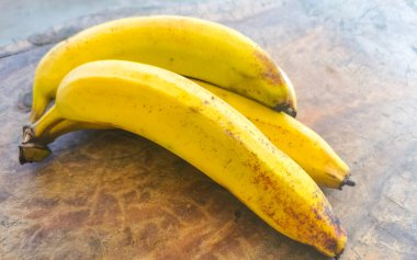 Zicatela Puerto Escondido Oaxaca Meksika 'daki ahşap masada muz meyveleri..