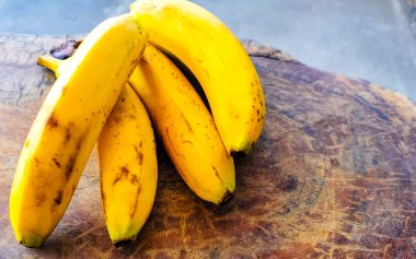 Zicatela Puerto Escondido Oaxaca Meksika 'daki ahşap masada muz meyveleri..