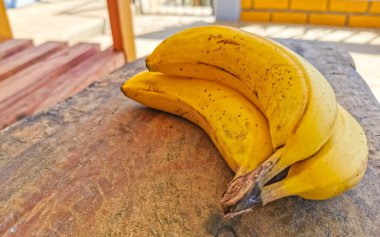 Zicatela Puerto Escondido Oaxaca Meksika 'daki ahşap masada muz meyveleri..