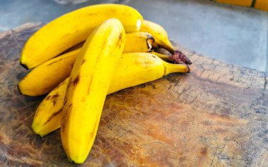 Zicatela Puerto Escondido Oaxaca Meksika 'daki ahşap masada muz meyveleri..