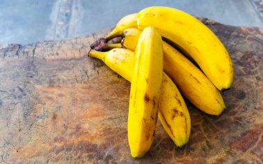 Zicatela Puerto Escondido Oaxaca Meksika 'daki ahşap masada muz meyveleri..