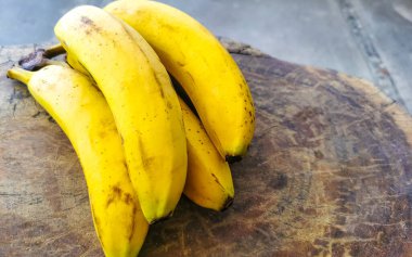 Zicatela Puerto Escondido Oaxaca Meksika 'daki ahşap masada muz meyveleri..