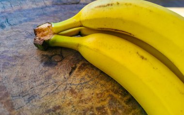 Zicatela Puerto Escondido Oaxaca Meksika 'daki ahşap masada muz meyveleri..