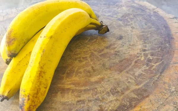 Zicatela Puerto Escondido Oaxaca Mexico木桌上的香蕉果 — 图库照片