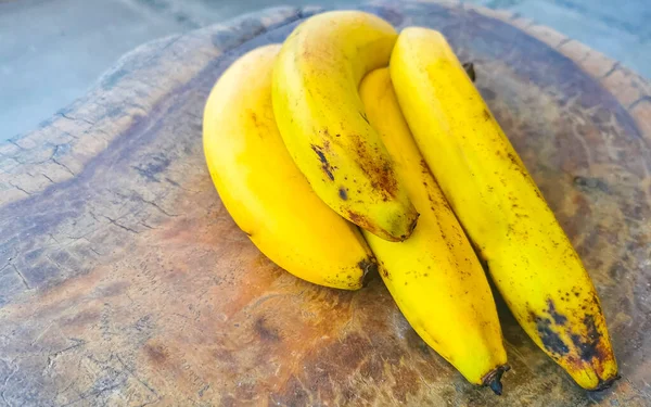 Μπανάνες Φρούτα Μπανάνας Ξύλινο Τραπέζι Στο Zicatela Puerto Escondido Oaxaca — Φωτογραφία Αρχείου