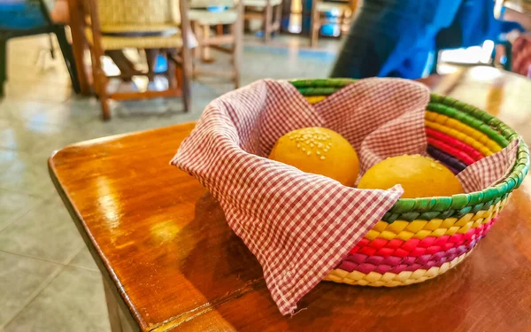 Deliziosi Panini Rotondi Con Semi Sesamo Sul Tavolo Legno Cafecito — Foto Stock