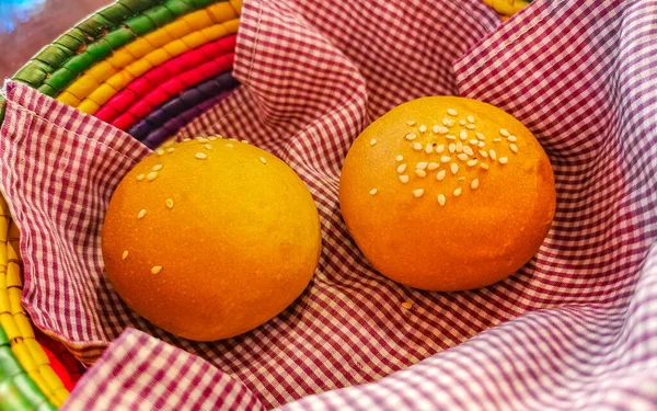 Deliciosos Bollos Redondos Con Semillas Sésamo Sobre Mesa Madera Cafecito — Foto de Stock