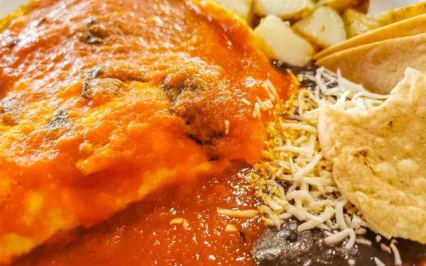 Mexicaanse Omelet Roerei Met Zwarte Bonen Aardappelen Nacho Wit Bord — Stockfoto