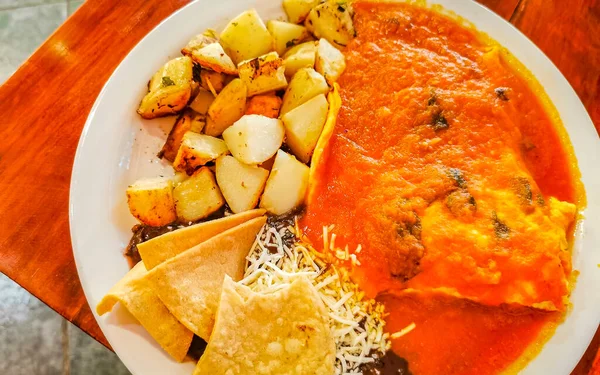 Mexikanisches Omelett Und Rührei Mit Schwarzen Bohnen Kartoffeln Und Nachos — Stockfoto