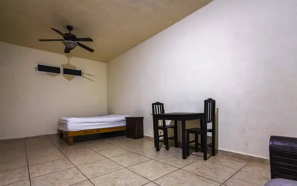プレヤデルカルメンキンタナのシンプルな小さなアパートホテルの客室には ベッドテーブルトイレテレビ 冷蔵庫ルーム Roo Mexico — ストック写真
