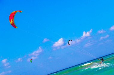 Playa del Carmen Quintana Roo Meksika 04. Nisan 2021 Uçurtma sörfü gibi su sporları Playa del Carmen Mexico 'daki tropik Meksika plajında wakeboard yapıyor..