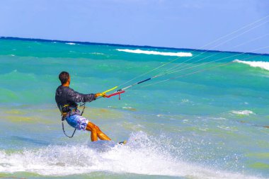 Playa del Carmen Quintana Roo Meksika 04. Nisan 2021 Uçurtma sörfü gibi su sporları Playa del Carmen Mexico 'daki tropik Meksika plajında wakeboard yapıyor..