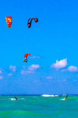 Playa del Carmen Quintana Roo Meksika 04. Nisan 2021 Uçurtma sörfü gibi su sporları Playa del Carmen Mexico 'daki tropik Meksika plajında wakeboard yapıyor..