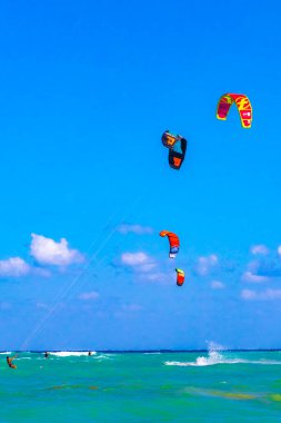 Playa del Carmen Quintana Roo Meksika 04. Nisan 2021 Uçurtma sörfü gibi su sporları Playa del Carmen Mexico 'daki tropik Meksika plajında wakeboard yapıyor..