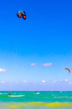 Playa del Carmen Quintana Roo Meksika 04. Nisan 2021 Uçurtma sörfü gibi su sporları Playa del Carmen Mexico 'daki tropik Meksika plajında wakeboard yapıyor..