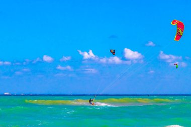 Playa del Carmen Quintana Roo Meksika 04. Nisan 2021 Uçurtma sörfü gibi su sporları Playa del Carmen Mexico 'daki tropik Meksika plajında wakeboard yapıyor..