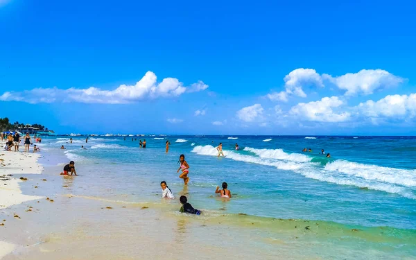 Playa Del Carmen Quintana Roo Mexico 2021年4月プラヤ カルメンの青い水の人々のリゾートホテルやプラムの木と熱帯メキシコのカリブ海のビーチの風景のパノラマメキシコ — ストック写真