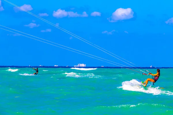 Playa Del Carmen Quintana Roo墨西哥04 2021年4月在墨西哥普莱雅德尔卡门的热带墨西哥海滩上 水上运动就像小猫冲浪 小猫登船等 — 图库照片