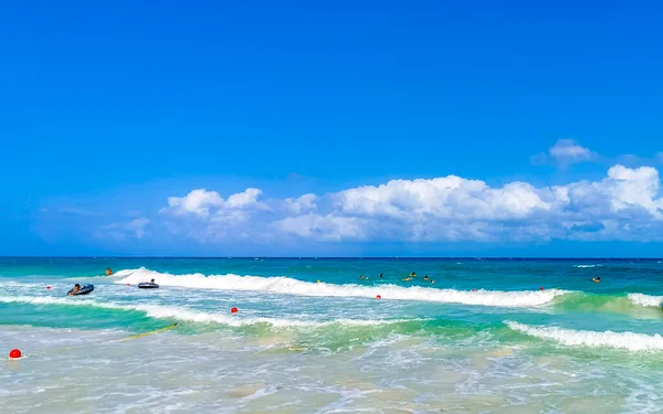 Карибська Берегова Панорама Чистою Бірюзовою Блакитною Водою Люди Курортують Готелі — стокове фото