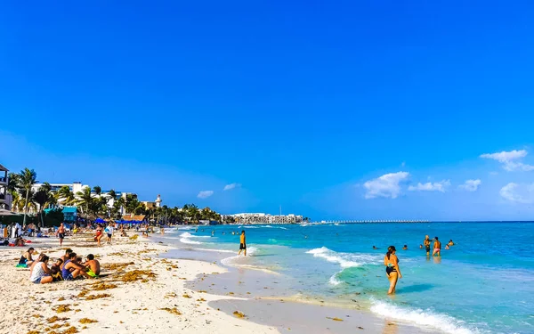 Playa Del Carmen Quintana Roo Mexico 2021年4月プラヤ カルメンの青い水の人々のリゾートホテルやヤシの木と熱帯メキシコのカリブ海のビーチの風景のパノラマメキシコ — ストック写真