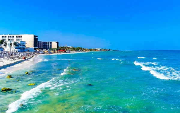 墨西哥普莱亚德尔卡门市的热带墨西哥湾海滨景观全景 蓝绿色海水清澈 人们在酒店和棕榈树中畅游 — 图库照片