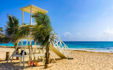 Berrak turkuaz mavi suları olan tropik Meksika Karayip sahili manzarası insanlar Playa del Carmen Meksika 'daki otellere ve palmiye ağaçlarına gidiyor..