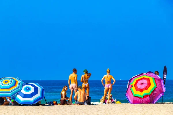 墨西哥瓦哈卡港2022年11月 棕榈树人在墨西哥Zicatela Puerto Escondido Oaxaca海滩上的海滨度假酒店里用阳伞和日光浴 — 图库照片