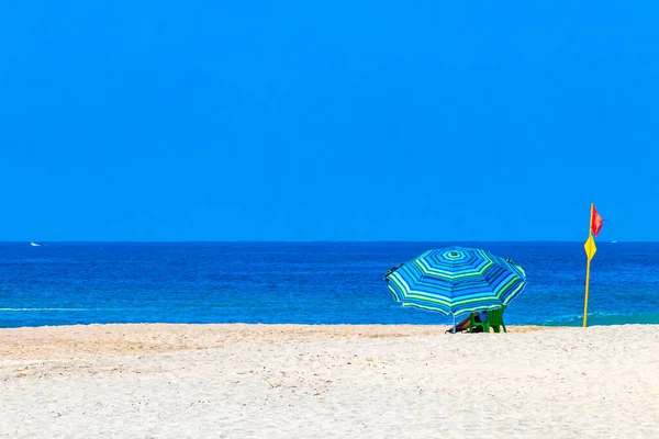 Пальмовые Деревья Зонтики Солнцезащитные Очки Пляжного Курортного Отеля Мексиканском Пляже — стоковое фото