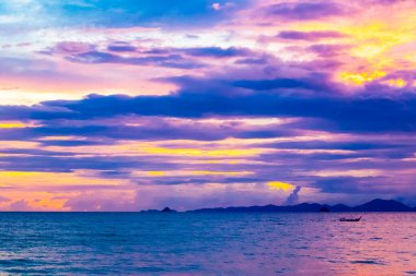 Amphoe Mueang Krabi Tayland 'daki Ao Nang Sahili' ndeki plaj panoramasında sarı turuncu pembe pembe ile göz kamaştırıcı ve altın rengi günbatımı..