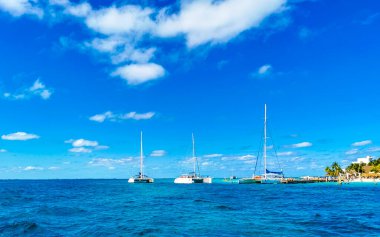 Cancun Quintana Roo Meksika 24. Mart 2022 Tekne Sürat Tekneleri Yat ve Jetty mavi turkuaz su ve denizde Cancun Quintana Roo Mexico 'daki Mujeres Adası' nda.