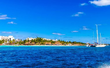 Cancun Quintana Roo Meksika 24. Mart 2022 Mujeres Adası hız teknesinden tropikal sahil iskelesine Cancun Quintana Roo Mexico 'daki palmiye ağaçları ve iskeleleri manzarası.