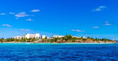 Isla Mujeres Kadın Adası Panorama manzarası sürat teknesinden tropikal sahil iskelesinden iskeleye Cancun Quintana Roo Mexico 'daki insanlar ve palmiye ağaçları.