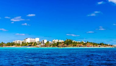 Isla Mujeres Kadın Adası Panorama manzarası sürat teknesinden tropikal sahil iskelesinden iskeleye Cancun Quintana Roo Mexico 'daki insanlar ve palmiye ağaçları.