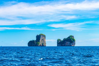 Güneydoğu Asya 'daki Ao Nang Amphoe Mueang Krabi Tayland' daki Koh Phi Phi Leh adasına benzeyen güzel bir tropikal kireçtaşı adası..