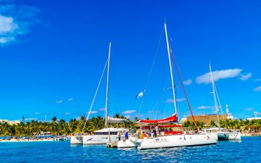 Cancun Quintana Roo Meksika 24. Mart 2022 Tekne Sürat Tekneleri Yat ve Jetty mavi turkuaz su ve denizde Cancun Quintana Roo Mexico 'daki Mujeres Adası' nda.