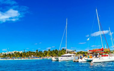 Cancun Quintana Roo Meksika 24. Mart 2022 Tekne Sürat Tekneleri Yat ve Jetty mavi turkuaz su ve denizde Cancun Quintana Roo Mexico 'daki Mujeres Adası' nda.