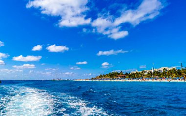 Isla Mujeres Kadın Adası Panorama manzarası sürat teknesinden tropikal sahil iskelesinden iskeleye Cancun Quintana Roo Mexico 'daki insanlar ve palmiye ağaçları.