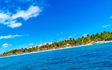 Isla Mujeres Kadın Adası Panorama manzarası sürat teknesinden tropikal sahil iskelesinden iskeleye Cancun Quintana Roo Mexico 'daki insanlar ve palmiye ağaçları.