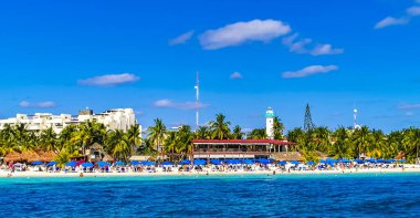 Isla Mujeres Kadın Adası Panorama manzarası sürat teknesinden tropikal sahil iskelesinden iskeleye Cancun Quintana Roo Mexico 'daki insanlar ve palmiye ağaçları.