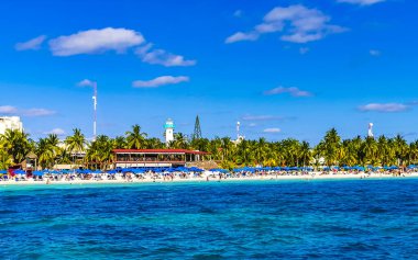 Isla Mujeres Kadın Adası Panorama manzarası sürat teknesinden tropikal sahil iskelesinden iskeleye Cancun Quintana Roo Mexico 'daki insanlar ve palmiye ağaçları.