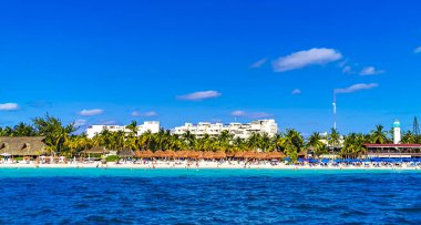Isla Mujeres Kadın Adası Panorama manzarası sürat teknesinden tropikal sahil iskelesinden iskeleye Cancun Quintana Roo Mexico 'daki insanlar ve palmiye ağaçları.