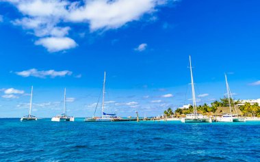 Cancun Quintana Roo Meksika 24. Mart 2022 Tekne Sürat Tekneleri Yat ve Jetty mavi turkuaz su ve denizde Cancun Quintana Roo Mexico 'daki Mujeres Adası' nda.