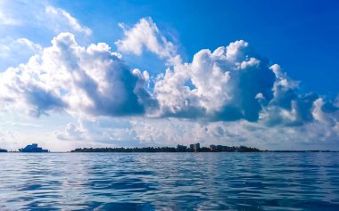 Isla Mujeres Kadın Adası Panorama manzarası sürat teknesinden tropikal sahil iskelesinden iskeleye Cancun Quintana Roo Mexico 'daki insanlar ve palmiye ağaçları.