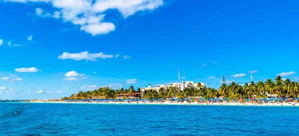 墨西哥坎昆金塔纳罗奥岛从快艇到热带海滩码头码头的全景船民和棕榈树 — 图库照片