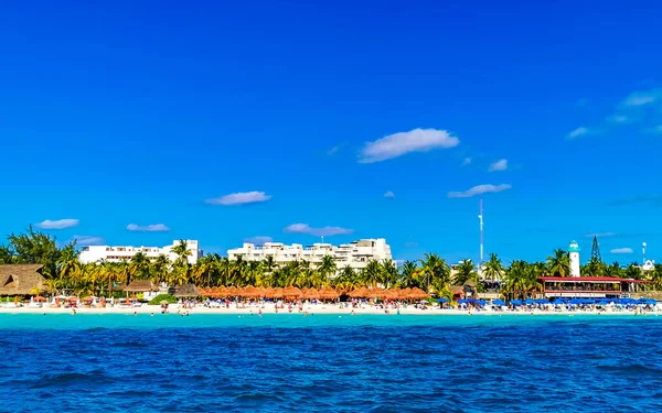 墨西哥坎昆金塔纳罗奥岛从快艇到热带海滩码头码头的全景船民和棕榈树 — 图库照片