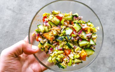 Meksika usulü guacamole salatası domatesli avokado soğanlı fasulye ve sarımsak Zicatela Puerto Escondido Oaxaca Meksika 'da.