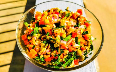 Meksika usulü guacamole salatası domatesli avokado soğanlı fasulye ve sarımsak Zicatela Puerto Escondido Oaxaca Meksika 'da.