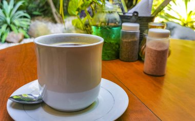 Zicatela Puerto Escondido Oaxaca Meksika 'daki restoranda bir fincan siyah kaşık ve tabakla birlikte kahve..