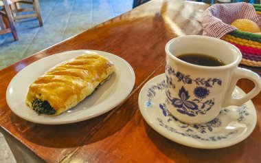 Tipik Meksika yemekleri Tortas Tacos Empanadas Rollos ve Tamales with Coffee in Zicatela Puerto Escondido Oaxaca Meksika.