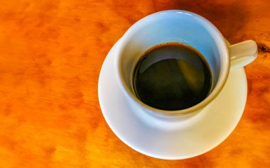 Zicatela Puerto Escondido Oaxaca Meksika 'daki restoranda bir fincan siyah kaşık ve tabakla birlikte kahve..